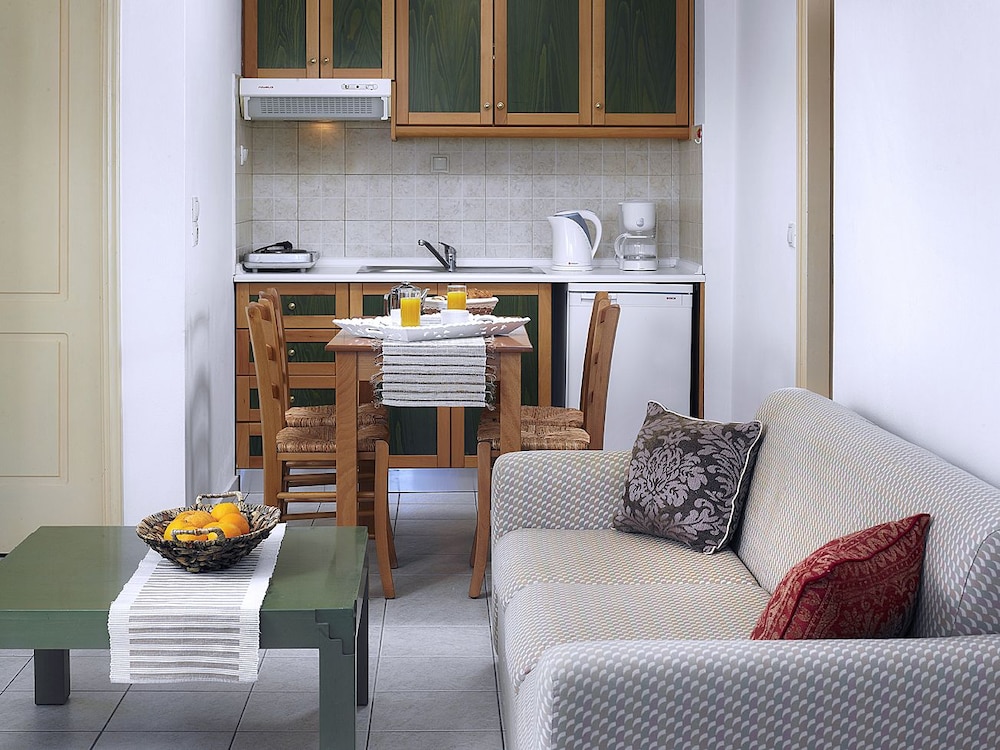 Erivolos Hotel Apartments — Hotel rooms in Lygaria