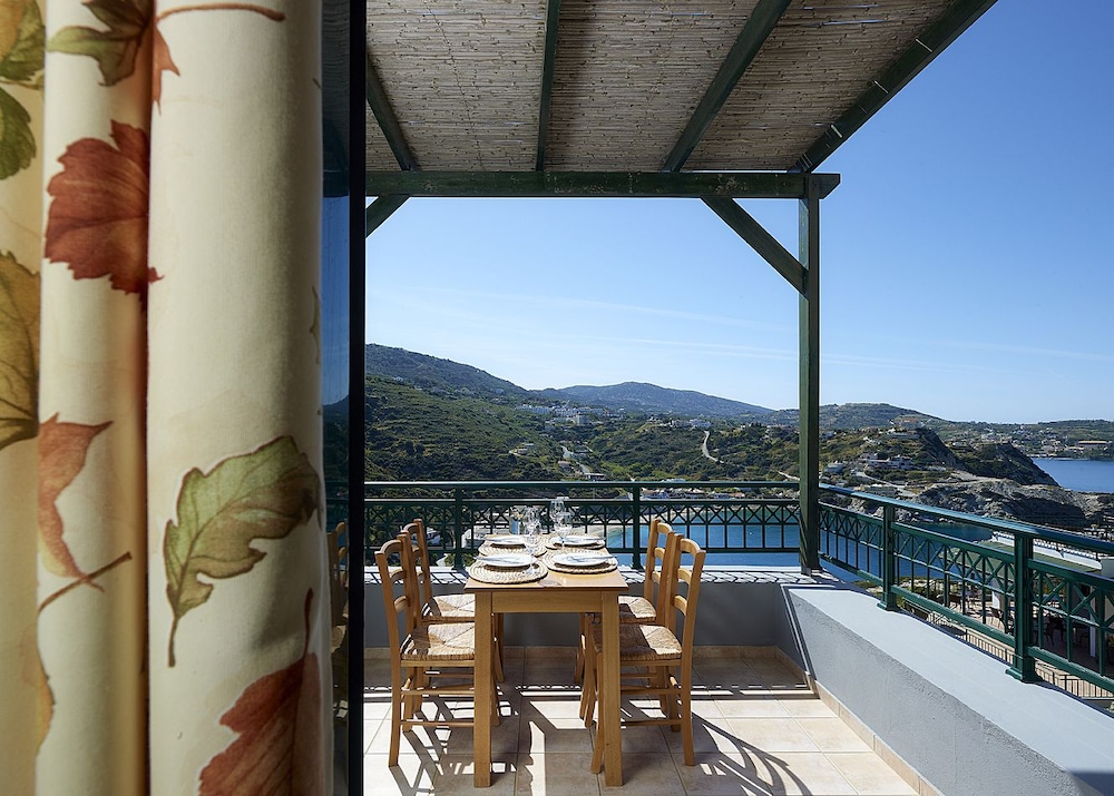 Erivolos Hotel Apartments — Hotel rooms in Lygaria