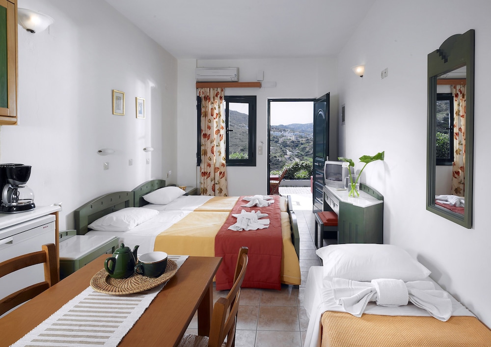 Erivolos Hotel Apartments — Hotel rooms in Lygaria