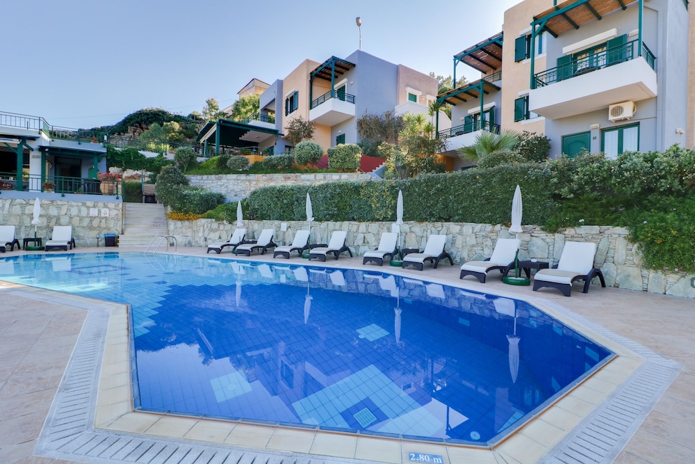 Erivolos Hotel Apartments — Swimming pool in Lygaria