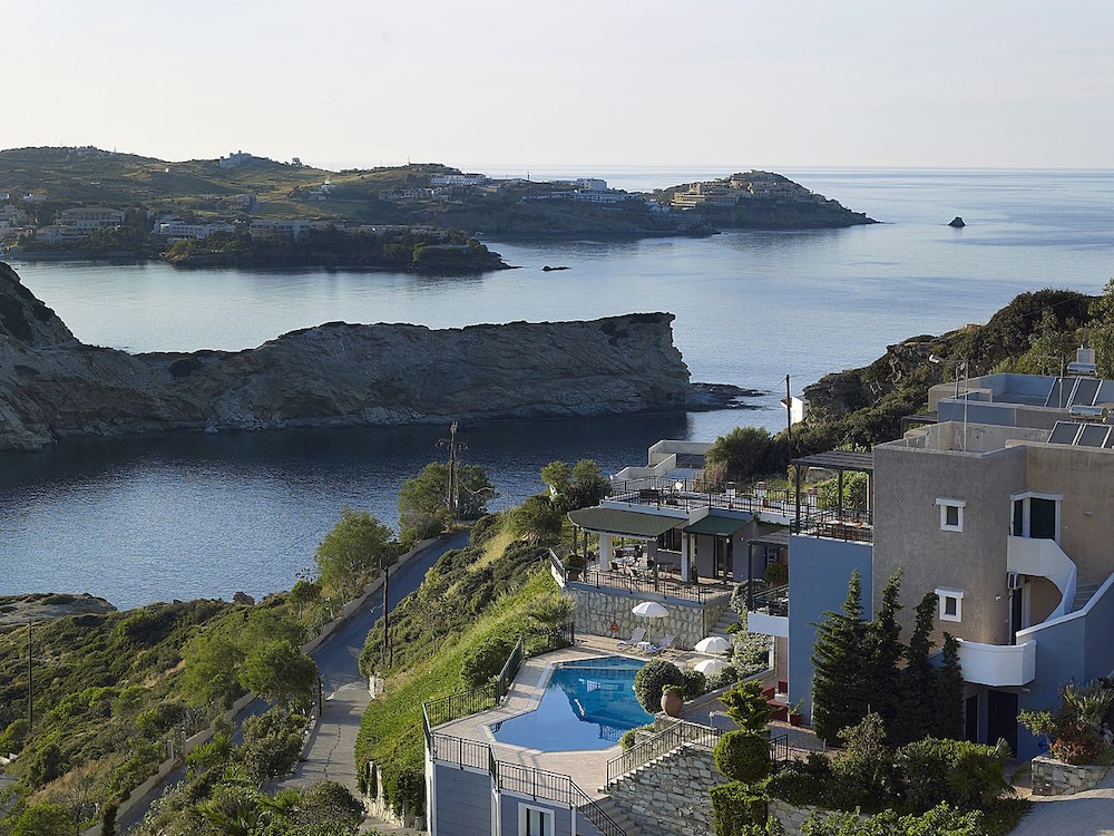 Erivolos Hotel Apartments — Swimming pool in Lygaria