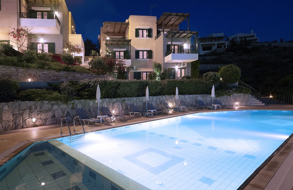 Erivolos Hotel Apartments — Swimming pool in Lygaria