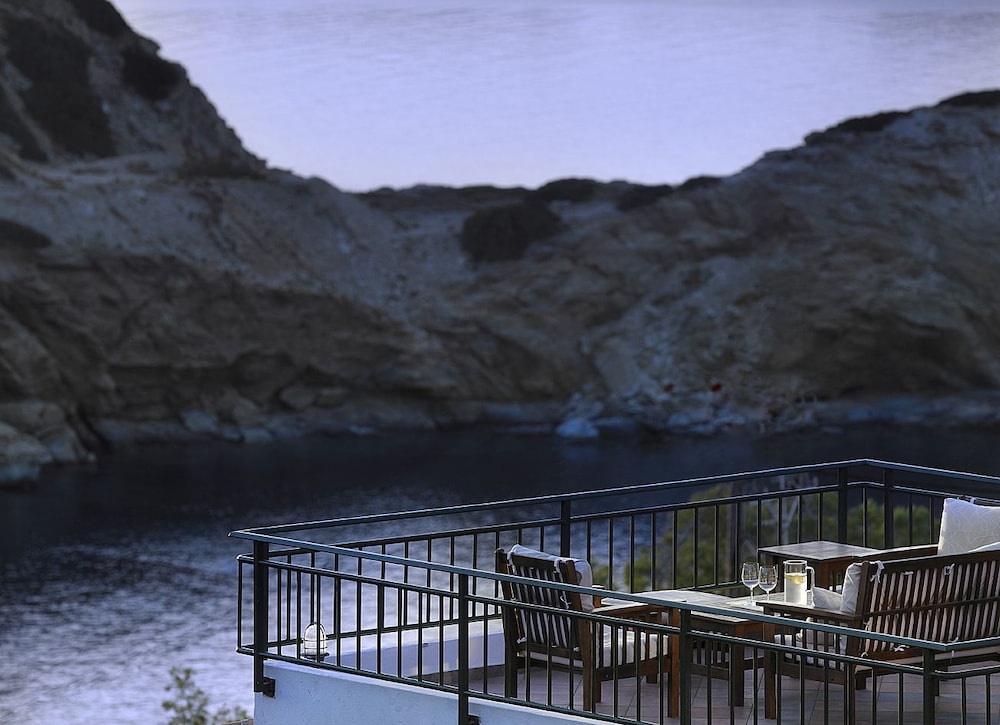 Erivolos Hotel Apartments — Hotel building in Lygaria