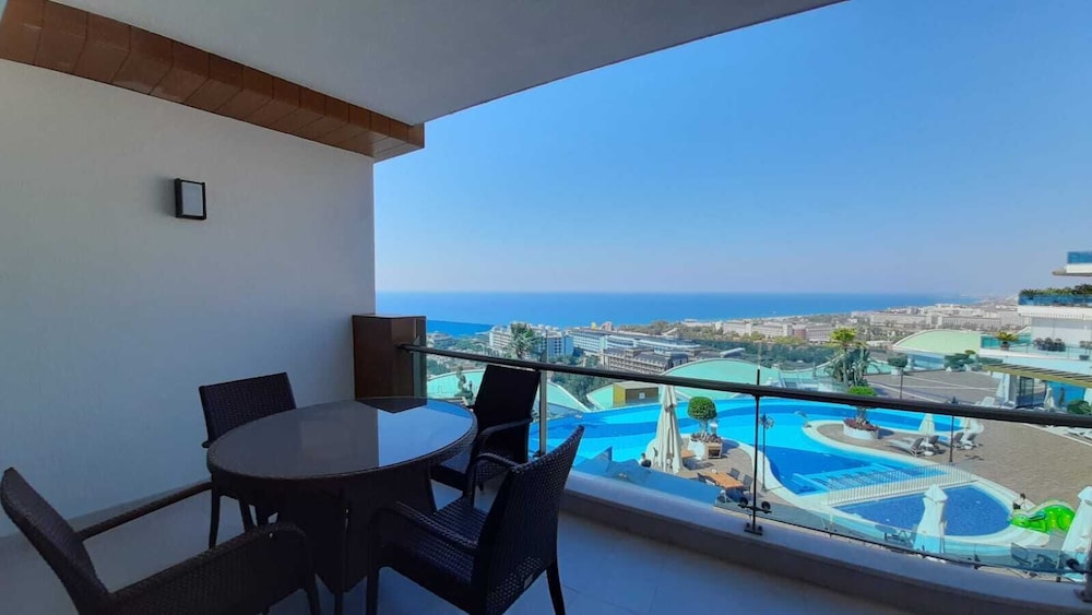 Elite Luxury Suite & Spa — Swimming pool in Alanya