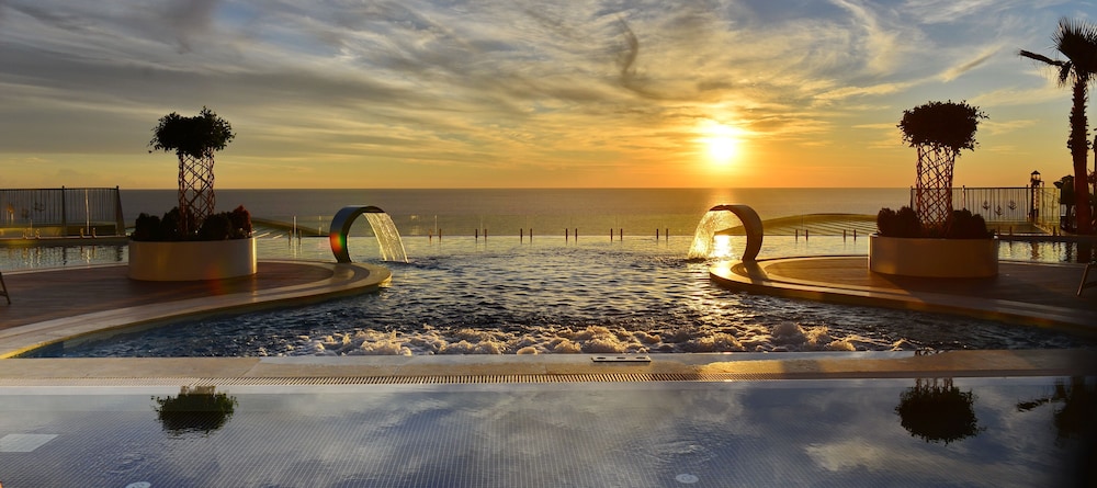 Elite Luxury Suite & Spa — Swimming pool in Alanya