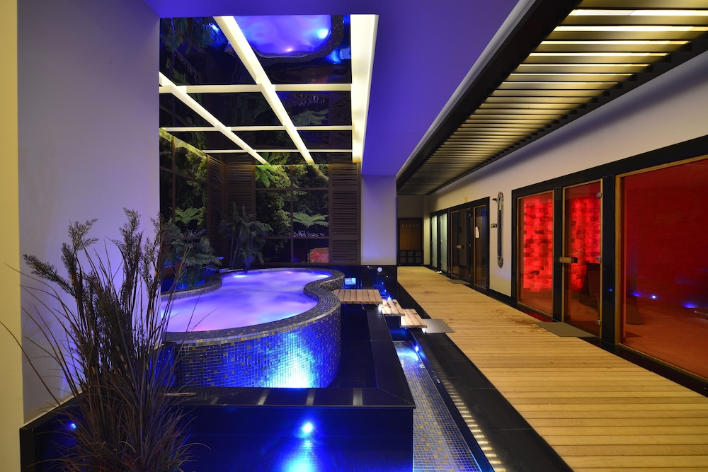 Elite Luxury Suite & Spa — Swimming pool in Alanya