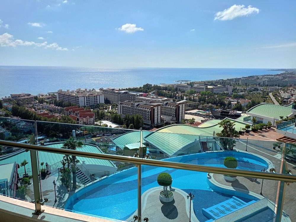 Elite Luxury Suite & Spa — Swimming pool in Alanya