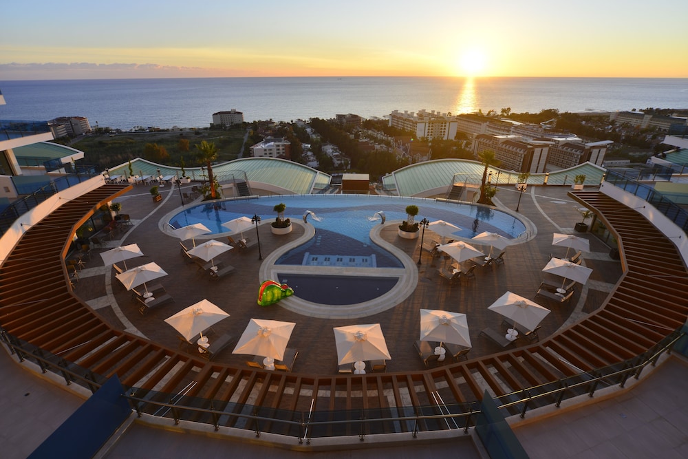 Elite Luxury Suite & Spa — Swimming pool in Alanya