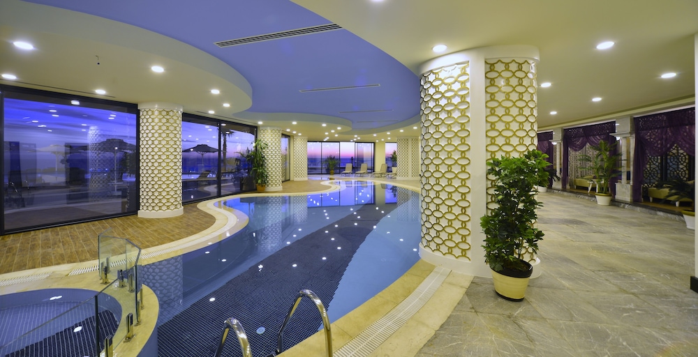 Elite Luxury Suite & Spa — Swimming pool in Alanya