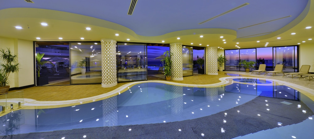 Elite Luxury Suite & Spa — Swimming pool in Alanya