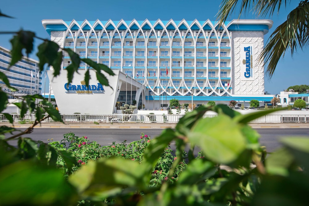 Granada Luxury Beach - All Inclusive — Hotel building in Avsallar