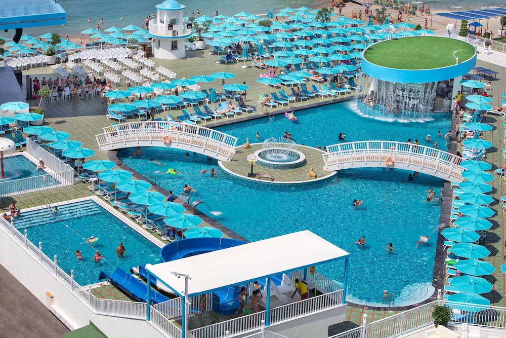 Granada Luxury Beach - All Inclusive — Swimming pool in Avsallar