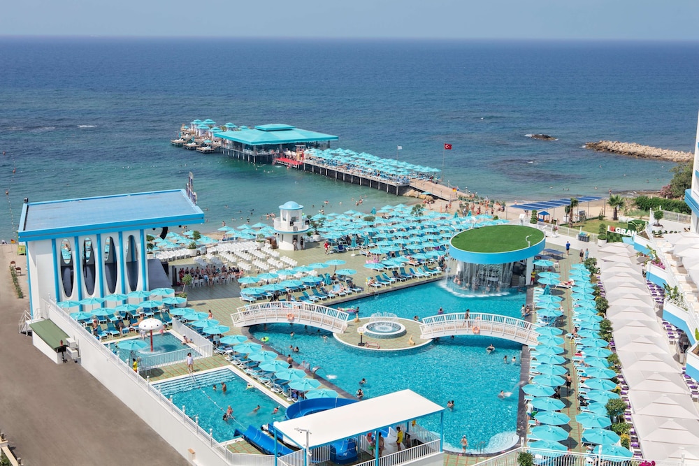 Granada Luxury Beach - All Inclusive — Swimming pool in Avsallar