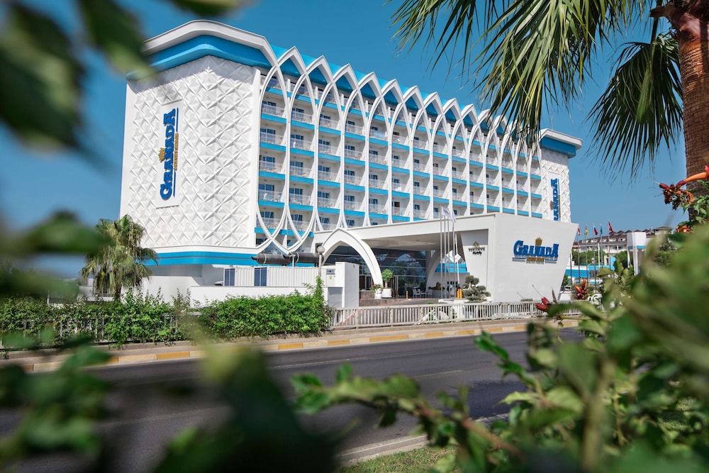 Granada Luxury Beach - All Inclusive — Hotel building in Avsallar