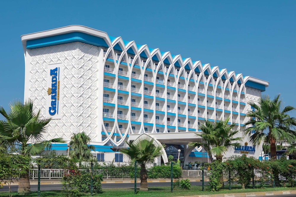 Granada Luxury Beach - All Inclusive — Hotel building in Avsallar