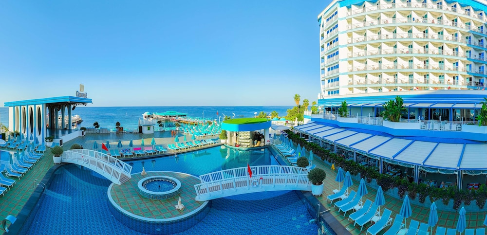 Granada Luxury Beach - All Inclusive — Swimming pool in Avsallar