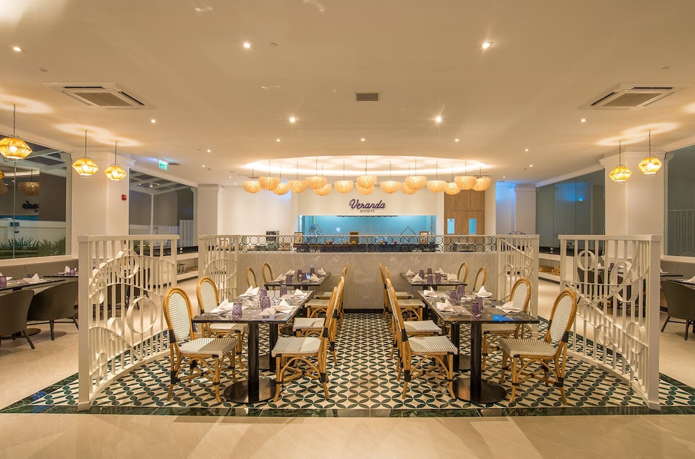 Centara Ao Nang Beach Resort & Spa Krabi — Restaurant & bars in Ao Nang, Krabi