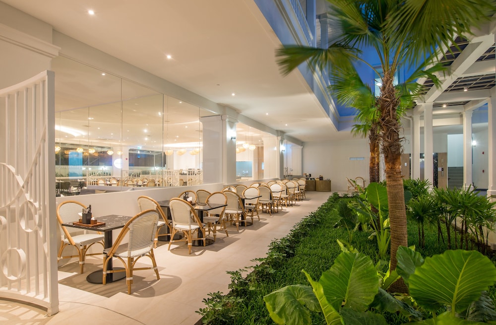Centara Ao Nang Beach Resort & Spa Krabi — Restaurant & bars in Ao Nang, Krabi
