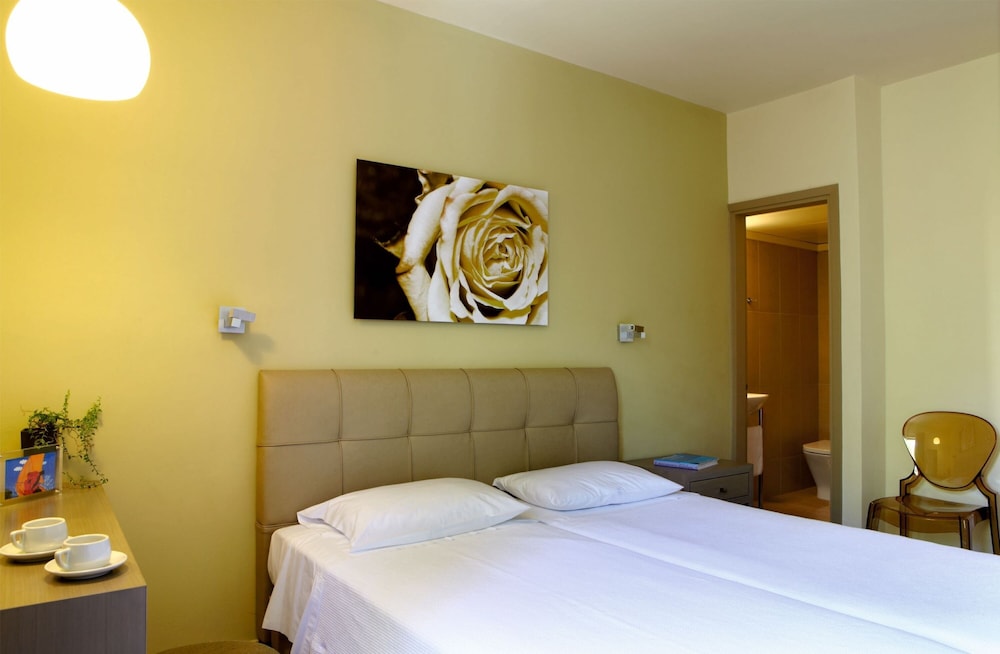 Mouikis Hotel Kefalonia — Hotel rooms in Argostoli, Ionian Islands