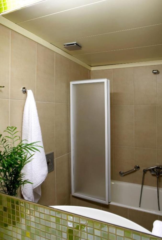 Mouikis Hotel Kefalonia — Hotel rooms in Argostoli, Ionian Islands