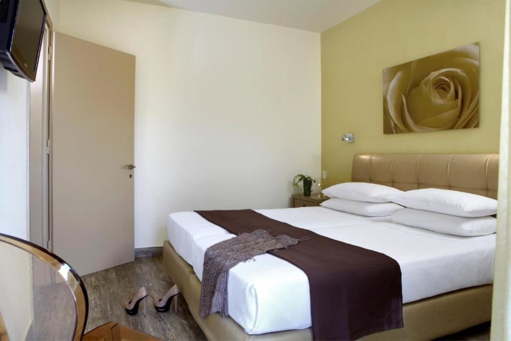 Mouikis Hotel Kefalonia — Hotel rooms in Argostoli, Ionian Islands