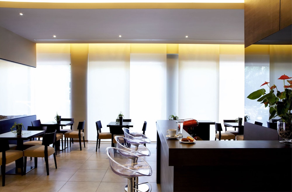 Mouikis Hotel Kefalonia — Restaurant & bars in Argostoli, Ionian Islands