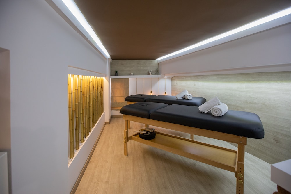 Mouikis Hotel Kefalonia — Hotel rooms in Argostoli, Ionian Islands