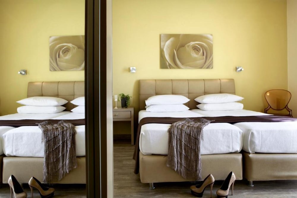 Mouikis Hotel Kefalonia — Hotel rooms in Argostoli, Ionian Islands