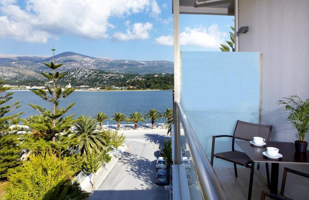 Mouikis Hotel Kefalonia — Hotel rooms in Argostoli, Ionian Islands
