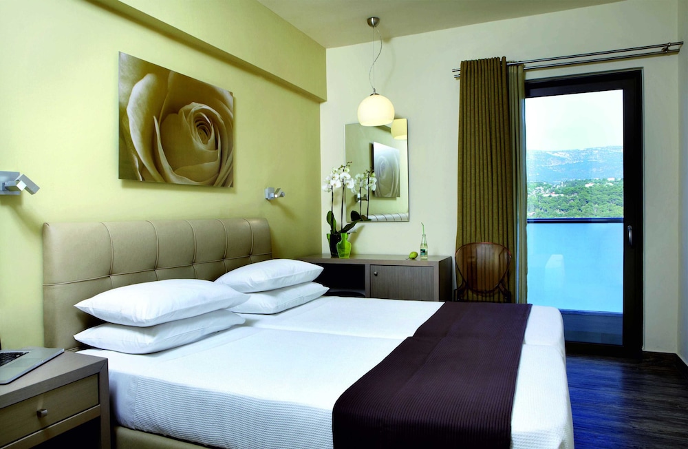 Mouikis Hotel Kefalonia — Hotel rooms in Argostoli, Ionian Islands