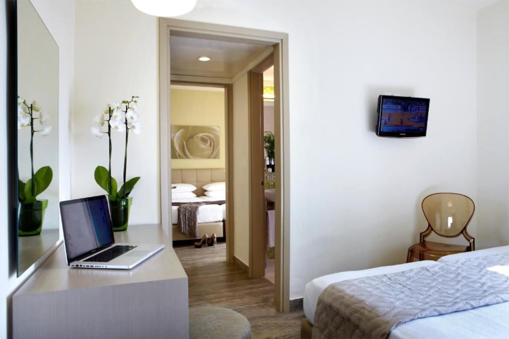 Mouikis Hotel Kefalonia — Hotel rooms in Argostoli, Ionian Islands