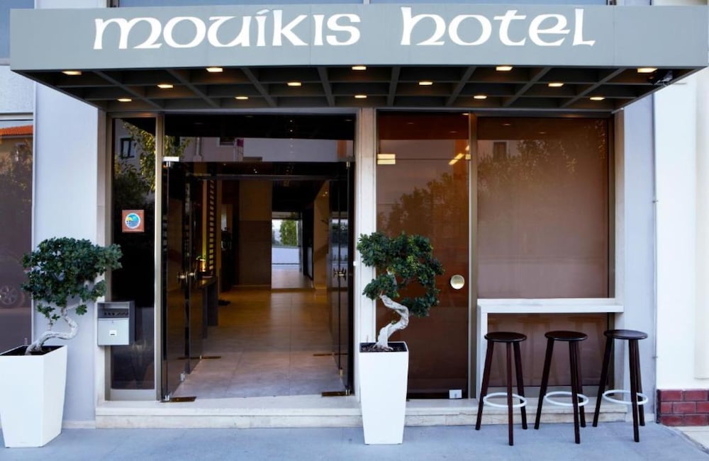 Mouikis Hotel Kefalonia — Hotel building in Argostoli, Ionian Islands