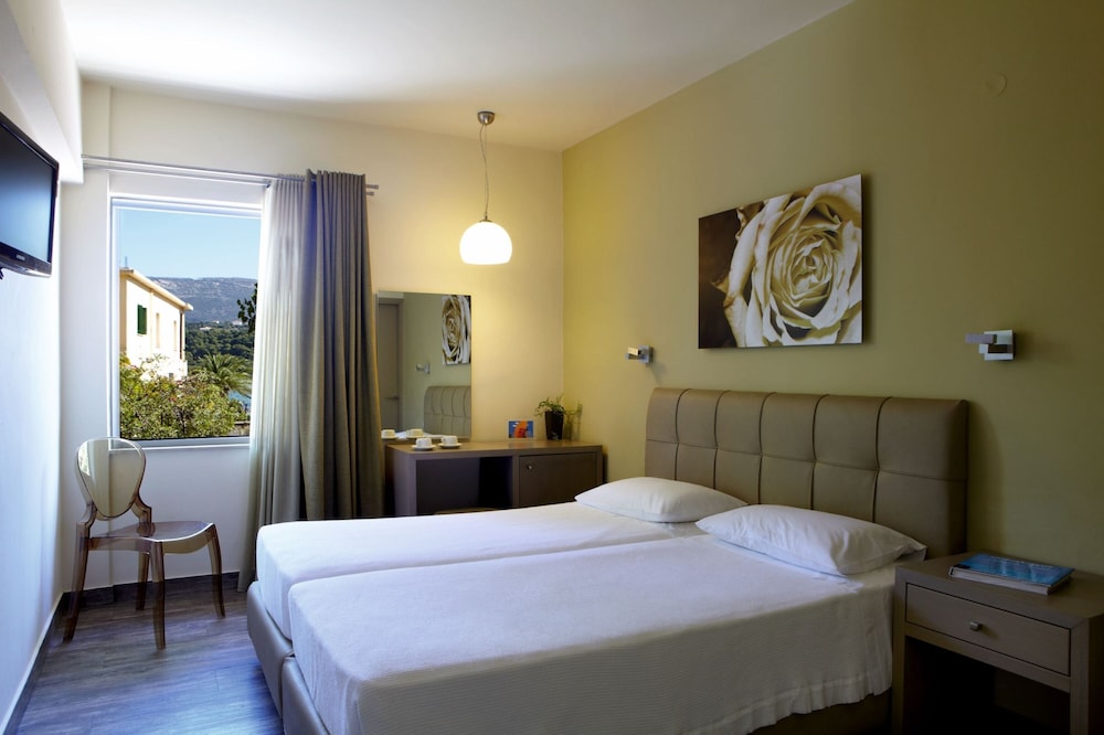 Mouikis Hotel Kefalonia — Hotel rooms in Argostoli, Ionian Islands