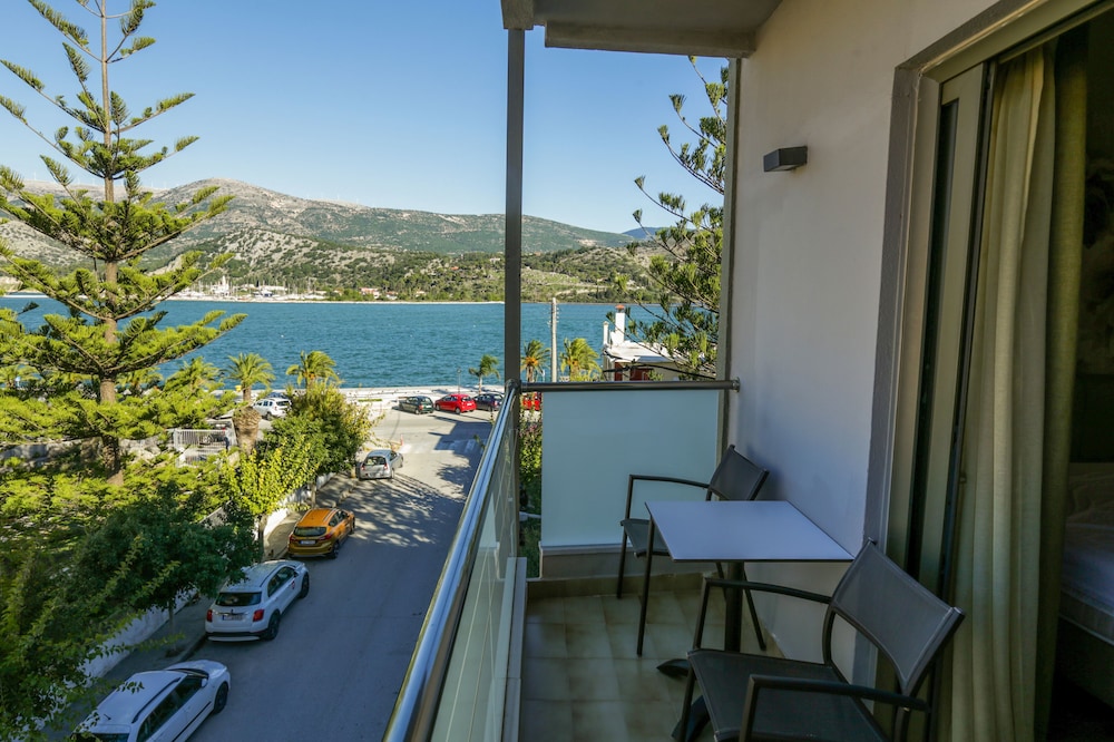 Mouikis Hotel Kefalonia — Hotel rooms in Argostoli, Ionian Islands