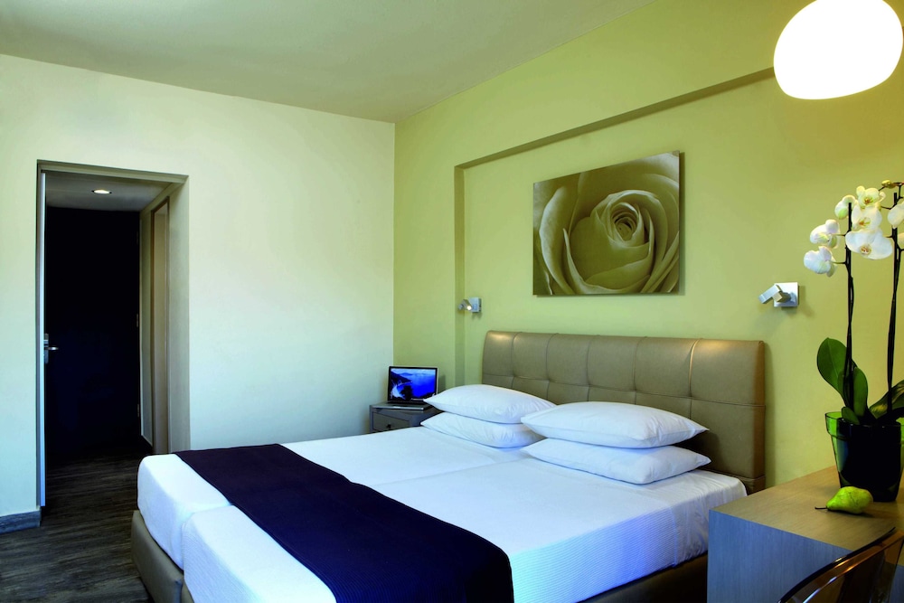 Mouikis Hotel Kefalonia — Hotel rooms in Argostoli, Ionian Islands