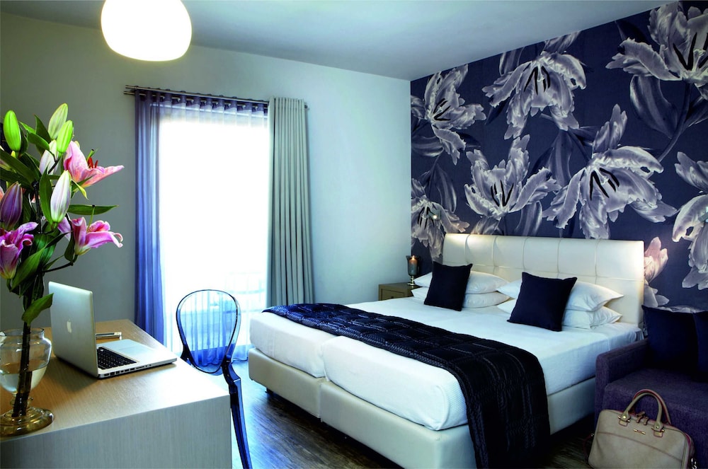Mouikis Hotel Kefalonia — Hotel rooms in Argostoli, Ionian Islands