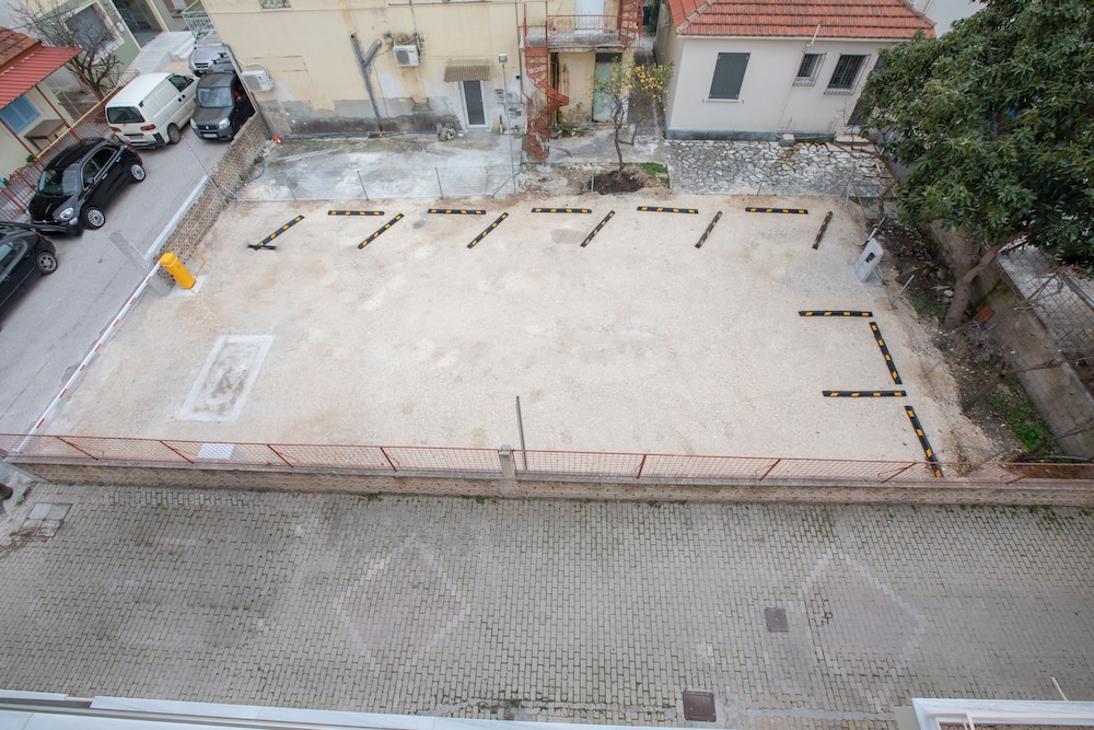 Mouikis Hotel Kefalonia — Hotel building in Argostoli, Ionian Islands