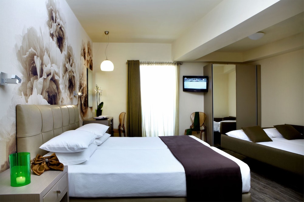 Mouikis Hotel Kefalonia — Hotel rooms in Argostoli, Ionian Islands