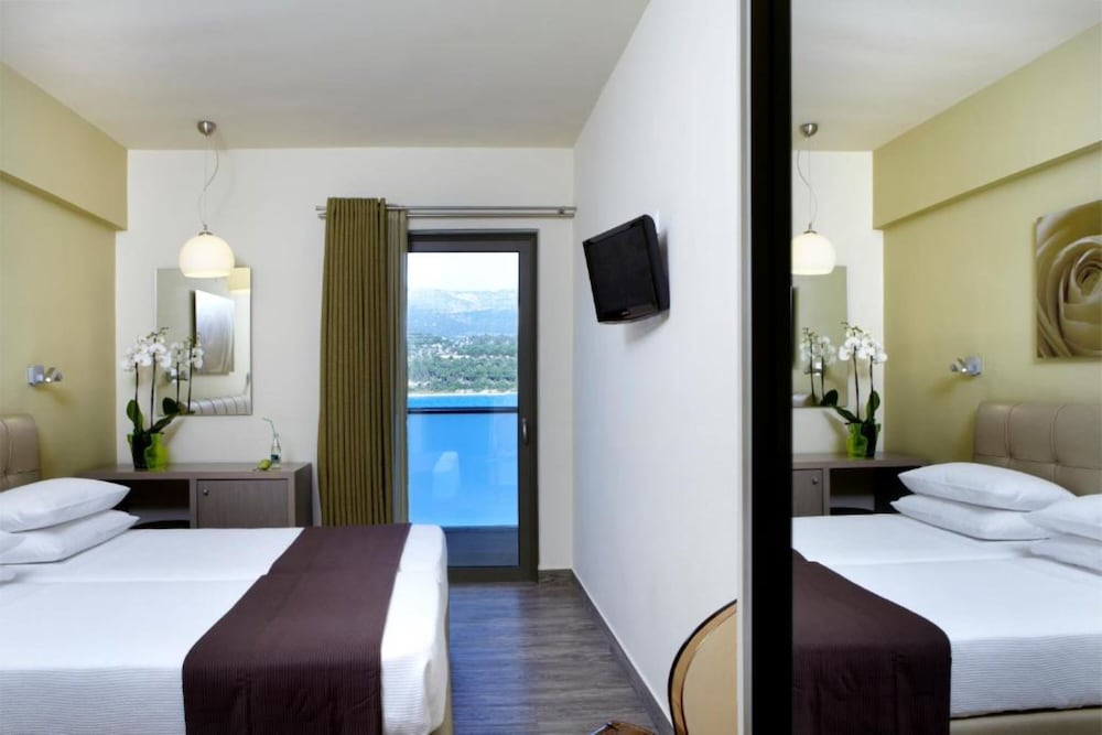 Mouikis Hotel Kefalonia — Hotel rooms in Argostoli, Ionian Islands
