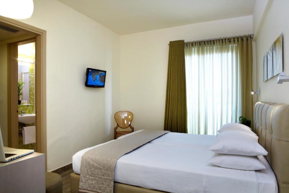 Mouikis Hotel Kefalonia — Hotel rooms in Argostoli, Ionian Islands