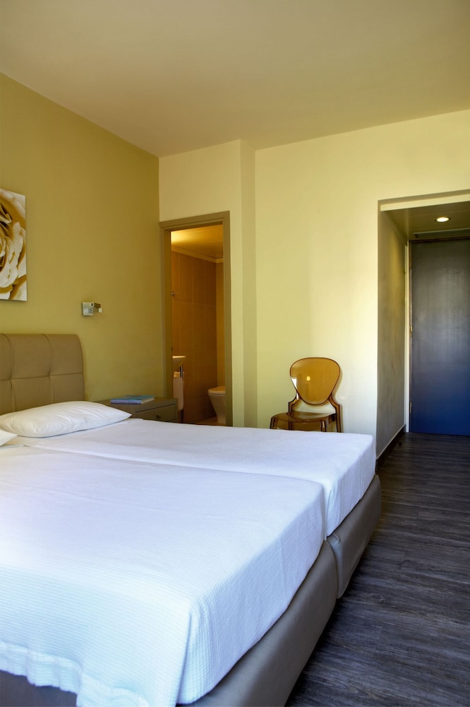 Mouikis Hotel Kefalonia — Hotel rooms in Argostoli, Ionian Islands