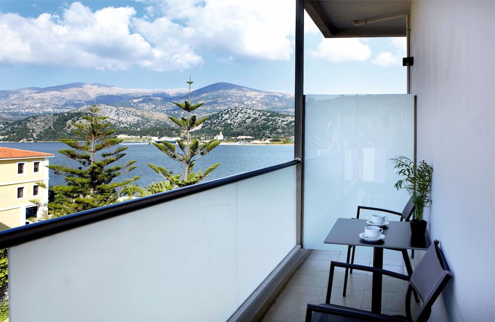 Mouikis Hotel Kefalonia — Hotel rooms in Argostoli, Ionian Islands