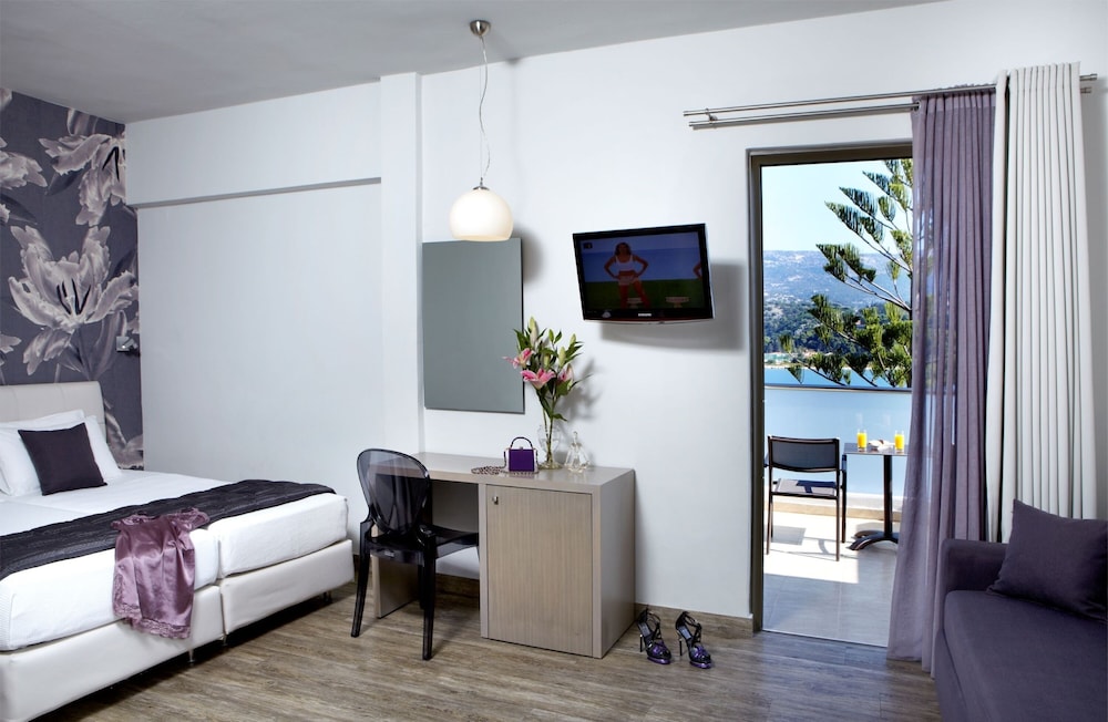 Mouikis Hotel Kefalonia — Hotel rooms in Argostoli, Ionian Islands