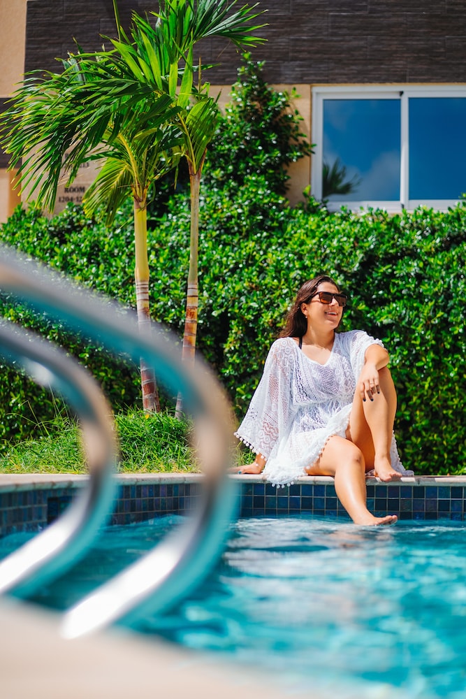 Hotel RH Boutique Aruba — Swimming pool in Oranjestad, Aruba