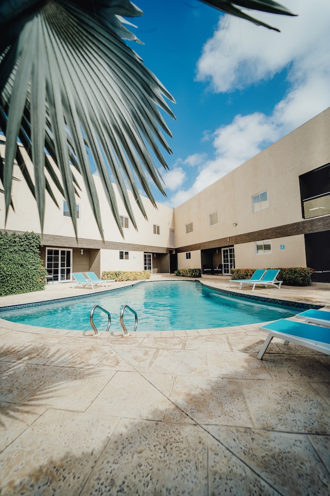 Hotel RH Boutique Aruba — Swimming pool in Oranjestad, Aruba