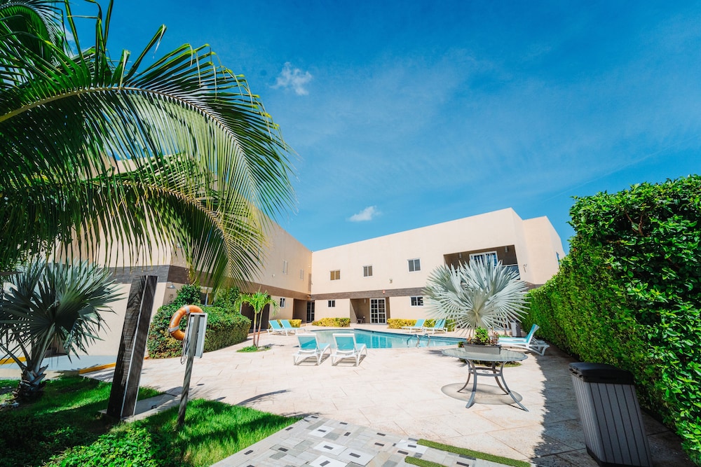 Hotel RH Boutique Aruba — Swimming pool in Oranjestad, Aruba