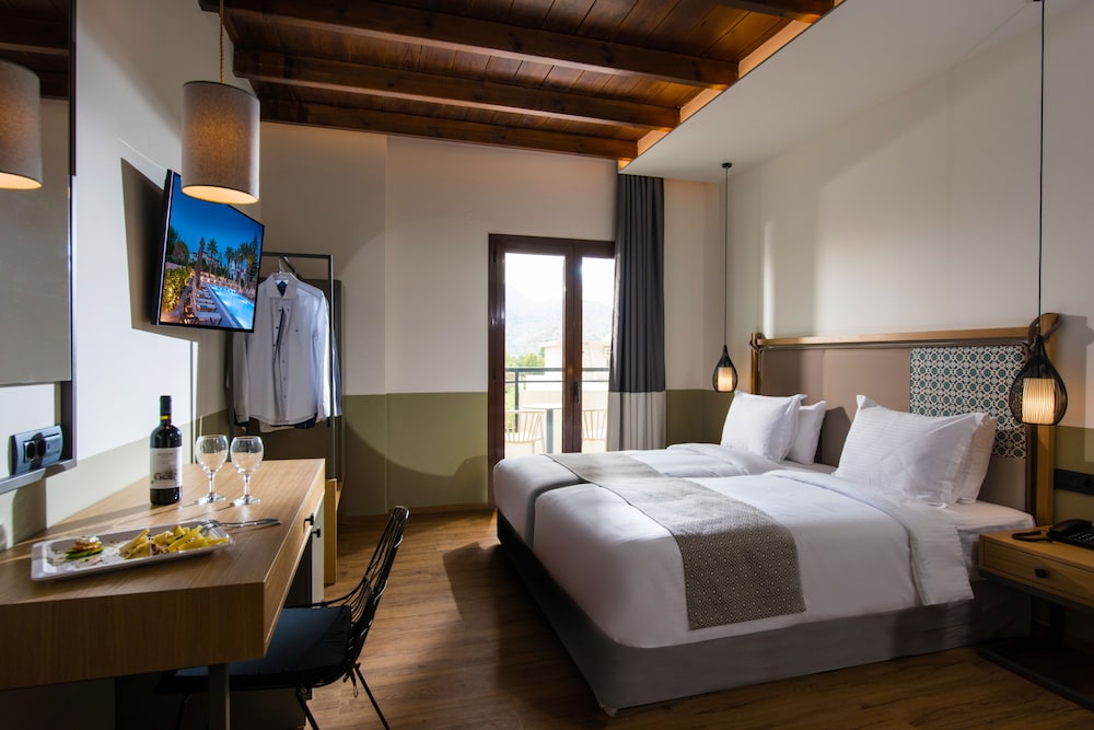 Petousis Hotel & Suites — Hotel rooms in Gazi