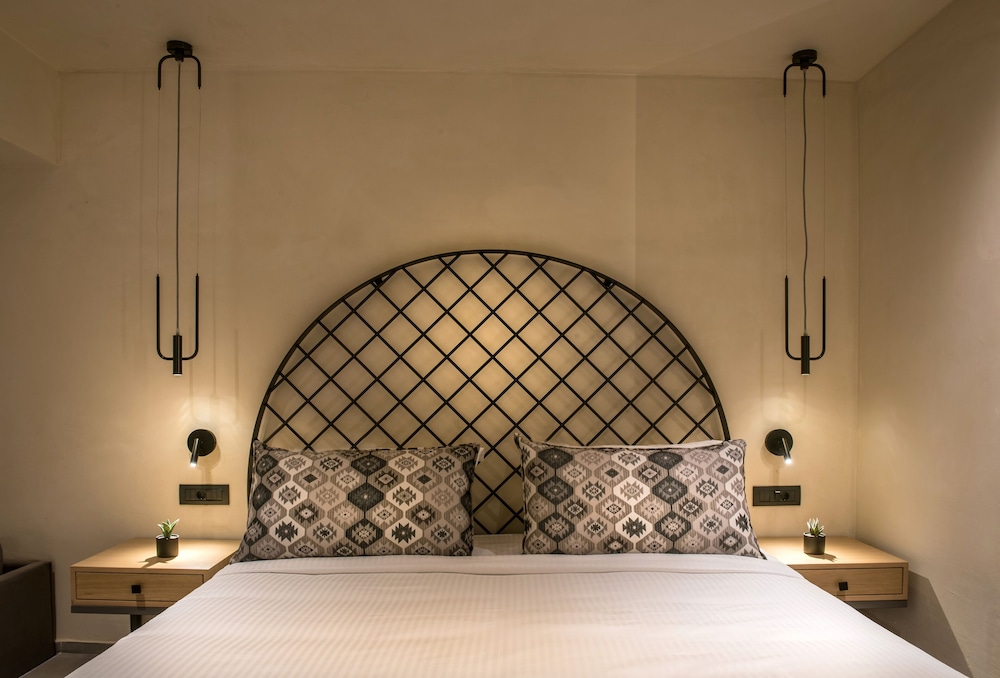Petousis Hotel & Suites — Hotel rooms in Gazi