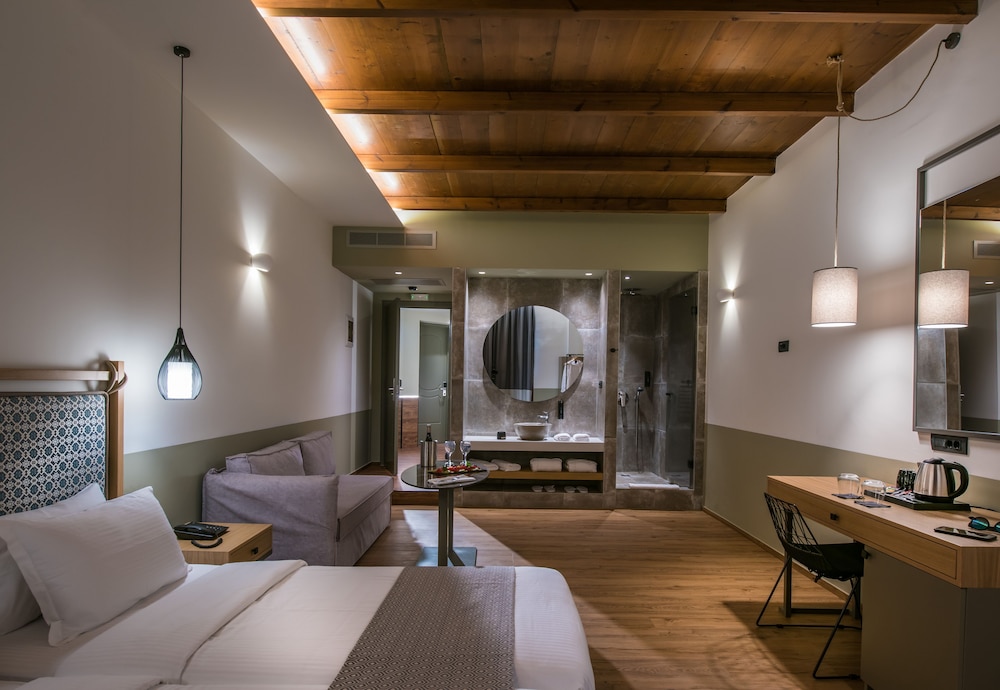 Petousis Hotel & Suites — Hotel rooms in Gazi