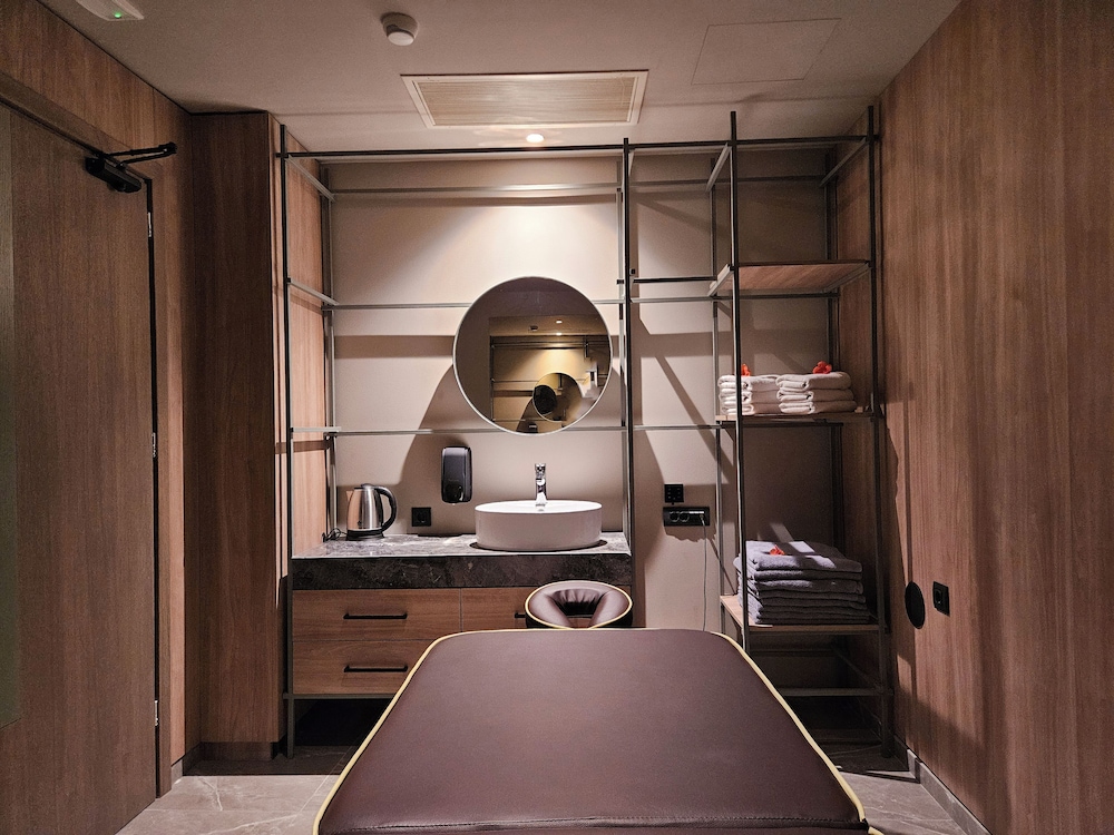 Petousis Hotel & Suites — Spa in Gazi